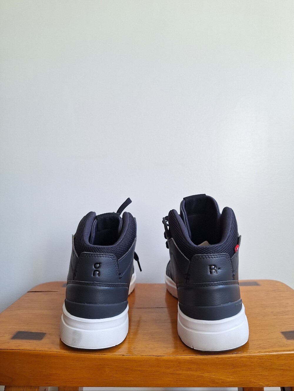 On The Roger Clubhouse Mid Women's Black And White Size 9.5 - Picture 4 of 14